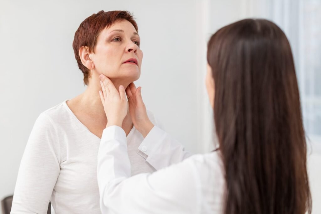 Distúrbios da tireoide em mulheres: impactos no corpo e tratamentos